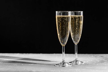 İki bardak köpüklü şarap