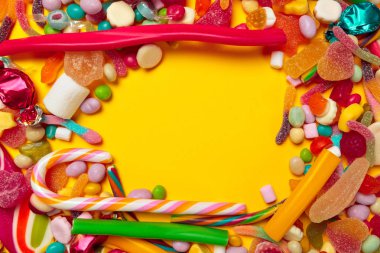 sarı arka plan üzerinde renkli şekerler