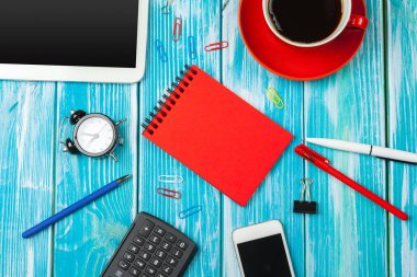 Ahşap masa üzerinde kahve ile modern çalışma alanı