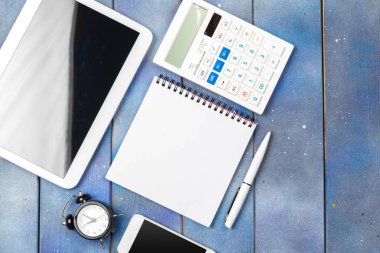 Ahşap masa üzerinde kahve ile modern çalışma alanı