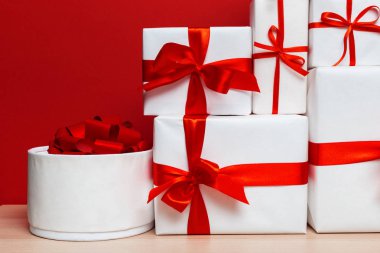 Noel hediye kutuları masaya yakın çekim