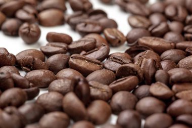 Kahve çekirdekleri beyaz arka plan üzerinde izole kazık