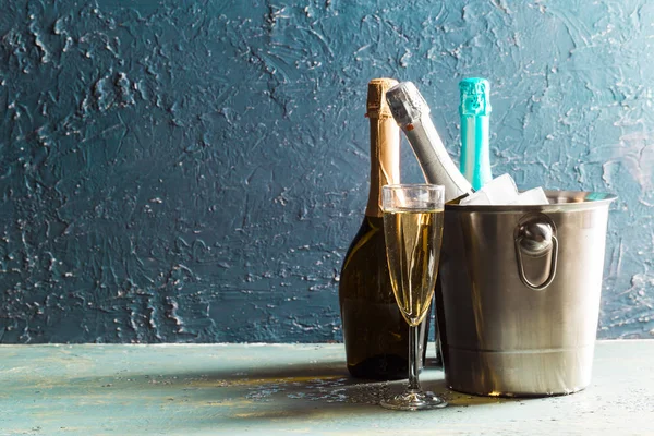 Bottiglia Champagne Secchio Con Ghiaccio Bicchieri Champagne — Foto Stock