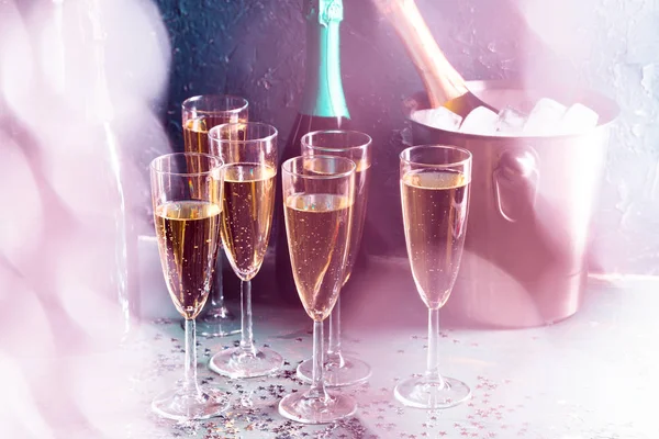 Şampanya Şişesi Kovada Buzlu Şampanyalı — Stok fotoğraf