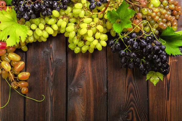 Primer Plano Las Uvas Sobre Fondo Madera — Foto de Stock