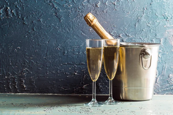 Bottiglia Champagne Secchio Con Ghiaccio Bicchieri Champagne — Foto Stock