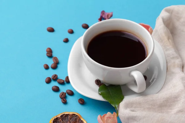 青いテーブルの上のコーヒー カップ — ストック写真