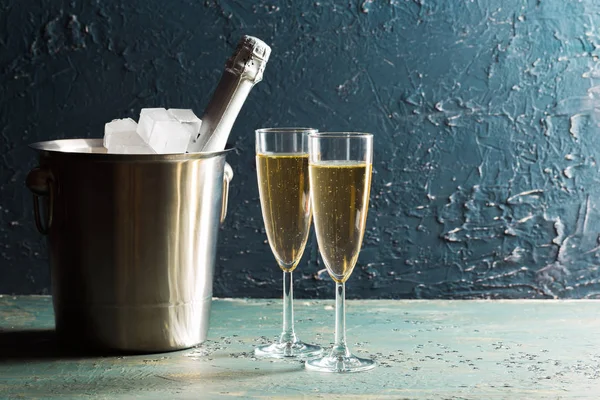 Champagne Fles Emmer Met Ijs Glazen Champagne — Stockfoto