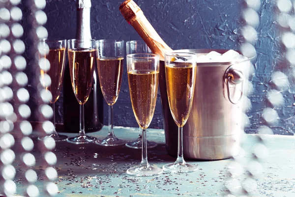 Champagne Fles Emmer Met Ijs Glazen Champagne — Stockfoto
