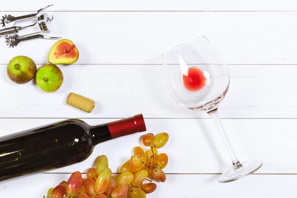 Vinho Com Ramos Uvas Brancas Uma Mesa Madeira — Fotografia de Stock