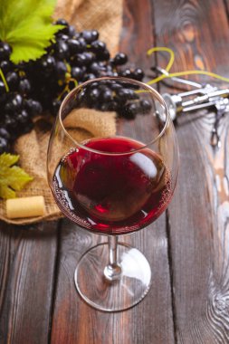 Beyaz üzüm dalları ile şarap. Ahşap bir masaya.