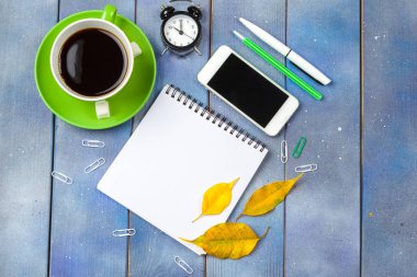 Ahşap masa üzerinde kahve ile modern çalışma alanı