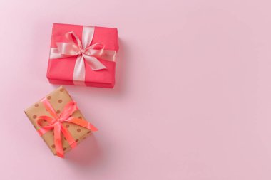 Renk arkaplan üzerinde hediye kutusu