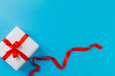 hediye kutusu renkli arka plan üzerinde Kapat