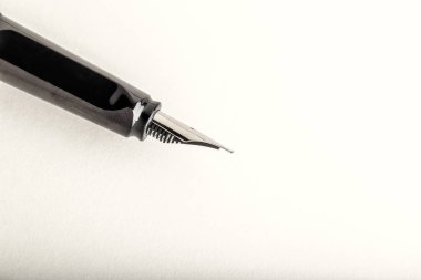 Dolma kalem yazılı sayfada, yakın çekim