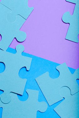 Bulmaca adet renkli arka plan üzerinde Kapat 