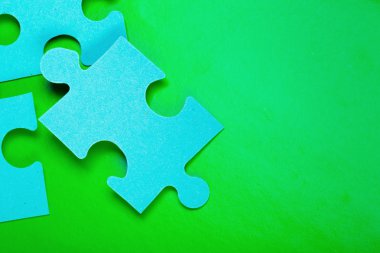 Bulmaca adet renkli arka plan üzerinde Kapat 