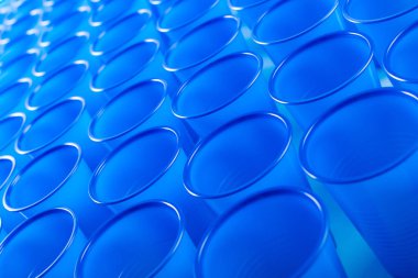 Mavi tek kullanımlık plastik gözlük