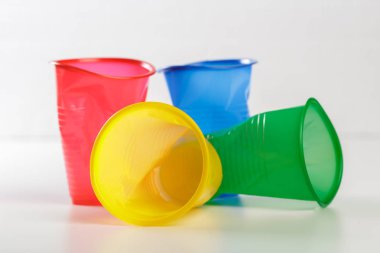 Çok renkli tek kullanımlık plastik bardak beyaz arka plan üzerinde izole