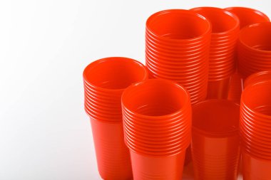 kırmızı tek kullanımlık plastik gözlük
