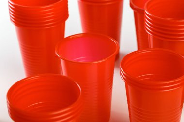 kırmızı tek kullanımlık plastik gözlük