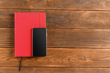 Tahta masadaki not defteri.