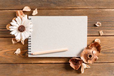Boş defter vintage ahşap masaya çiçek ile