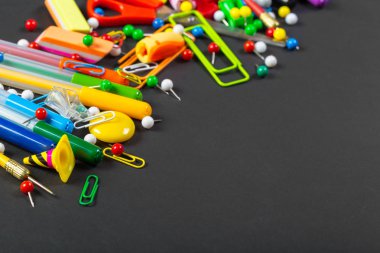 Siyah arka plan üzerine farklı renkli ileti örneği