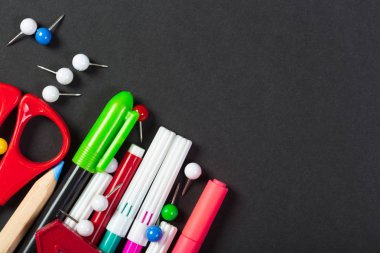 Siyah arka plan üzerine farklı renkli ileti örneği