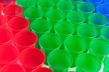 Beyaz arka plan üzerinde izole çok renkli plastik gözlük