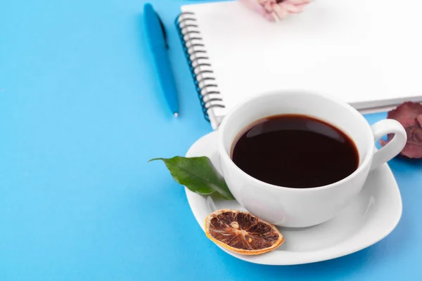Plat Lag Foto Met Laptop Coffee Cup Blauwe Achtergrond — Stockfoto