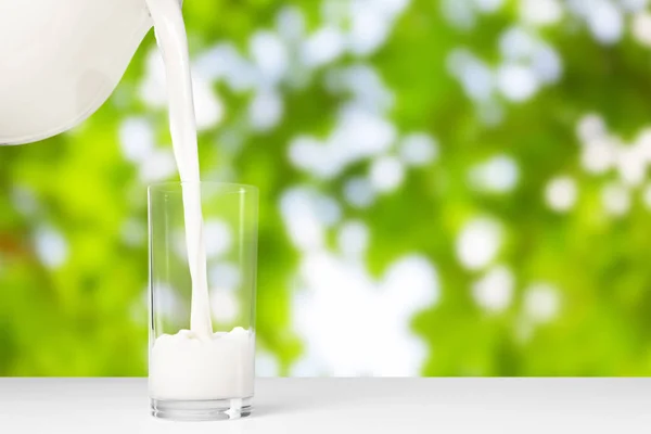 Glas Frische Milch Auf Natürlichem Hintergrund — Stockfoto