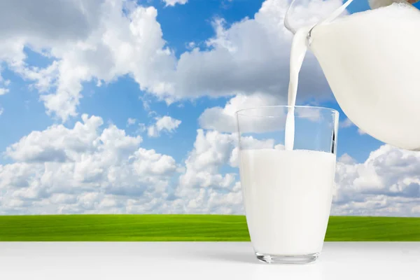 Mjölk Ett Bord Med Naturlig Bakgrund — Stockfoto