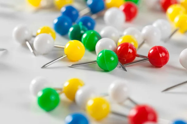 Kleurrijke Kleur Push Pins Geïsoleerd Witte Achtergrond — Stockfoto