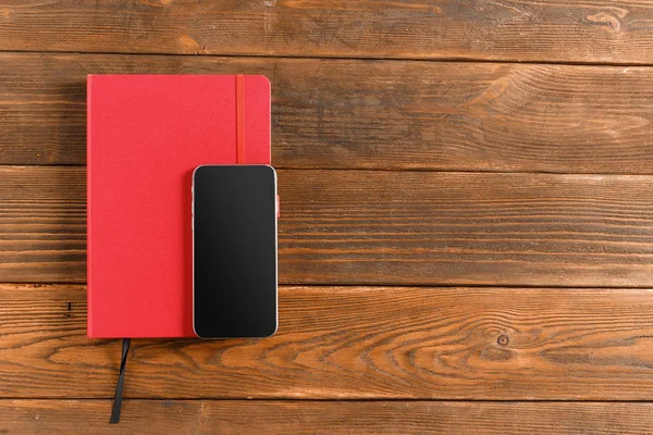 Tahta masadaki not defteri.