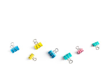 Beyaz arka plan üzerinde izole belge için klip yığını 