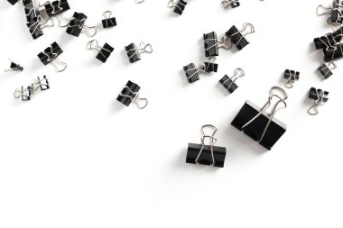 Beyaz arka plan üzerinde izole belge için klip yığını 