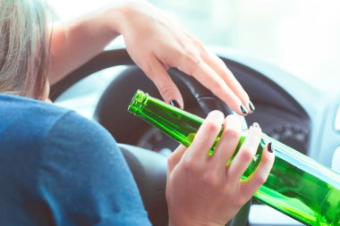 Arka plan üzerinde tehlikeli kadın sürücü yakın çekim