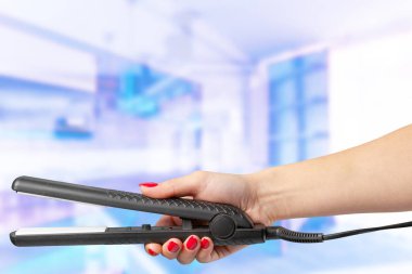 Kuaför curling saç tutan el yakın çekim