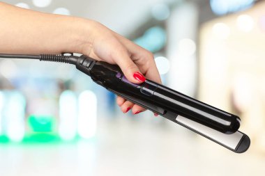 Kuaför curling saç tutan el yakın çekim