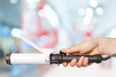 Kuaför curling saç tutan el yakın çekim