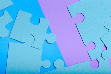 Bulmaca adet renkli arka plan üzerinde Kapat 