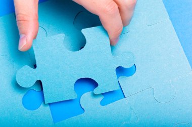 Bulmaca parçası renkli arka plan üzerinde tutan el yakın çekim 