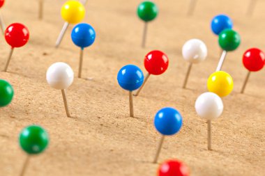 Renkli raptiye corkboard üzerinde pinned Grubu'nun görünümü Kapat