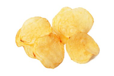 Beyaz üzerinde izole patates cipsi
