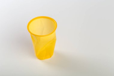 sarı tek kullanımlık plastik cam