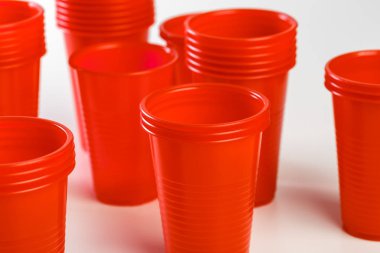 kırmızı tek kullanımlık plastik gözlük