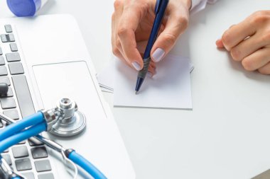 Doktor reçete pil yazıyor