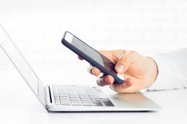 işadamı dizüstü bilgisayar ve akıllı telefon kullanıyor 