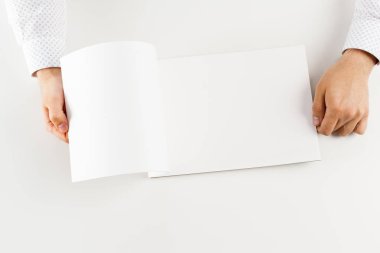 Boş açık kitap sahte holding eller